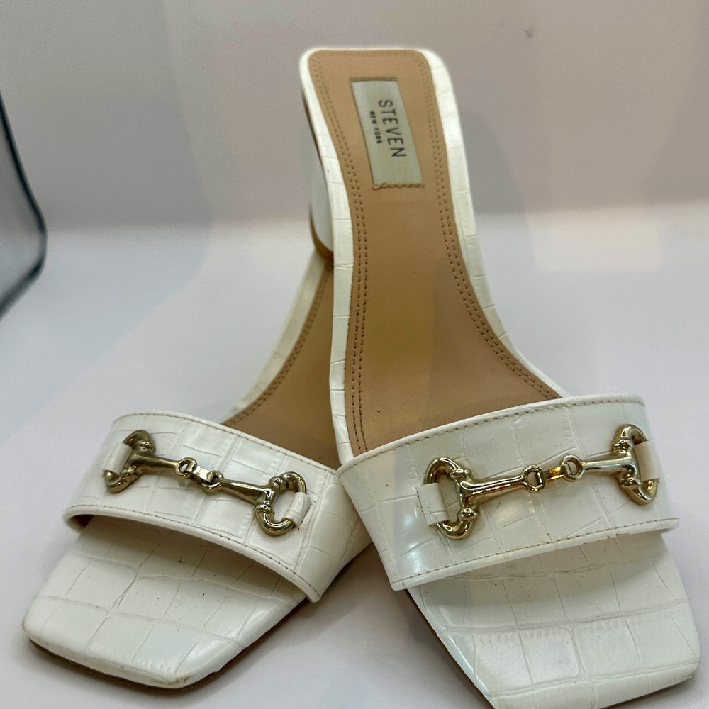 WHITE SQUARE TOED SANDALS